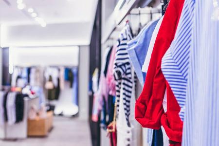 Which retailer is known for its fast fashion and trendy clothing?