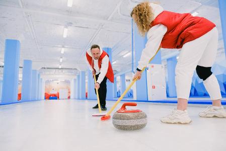 What is the minimum number of players required to start a curling game?