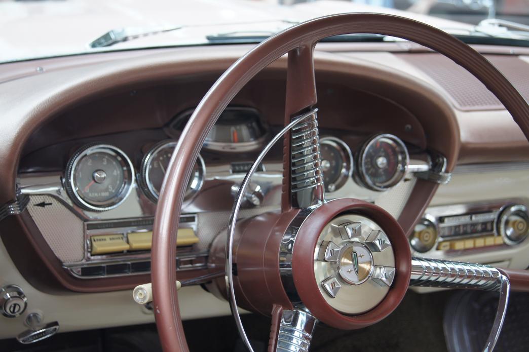 When should you start turning the steering wheel in parallel parking?