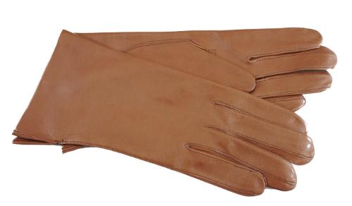 Which color of leather gloves is considered as a classic look?