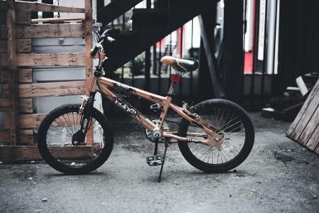 Which brake system is commonly used in freestyle BMX bikes?