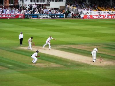 Where is the famous cricket ground 'Lord's' located, which hosts Ashes Tests?