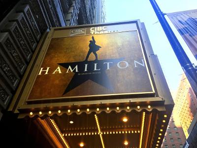 Which musical tells the story of the American Founding Father Alexander Hamilton?