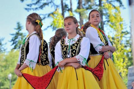 Which of the following is a basic step of the Polish Folk Dance 'Oberc'?