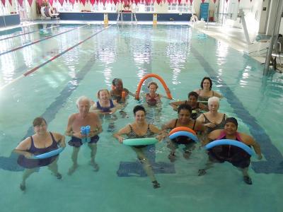 Which of the following is NOT a typical movement in aquatic aerobics?