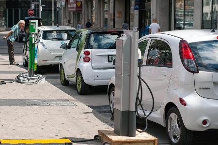 Which of these cities has the highest number of electric vehicles on the road?
