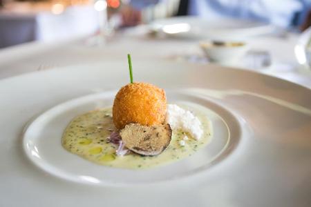 What does the French term 'amuse-bouche' mean in fine dining?