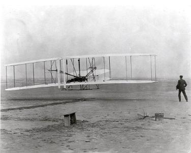 In what year did the Wright brothers make their first powered flight?