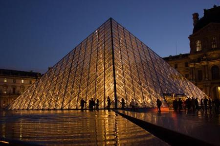 Who designed the Louvre Pyramid in Paris?
