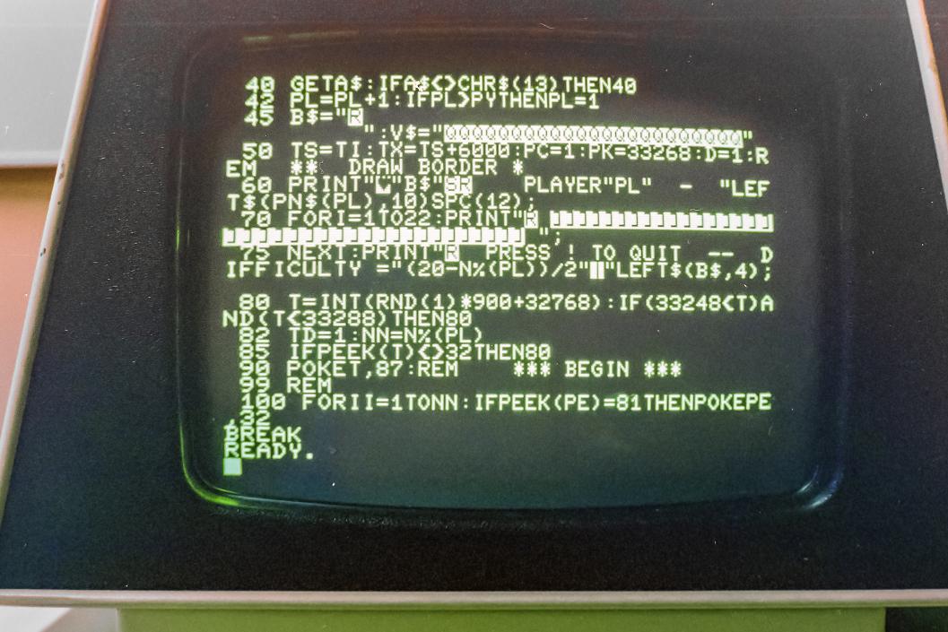 Which command prints the contents of a file in Unix?