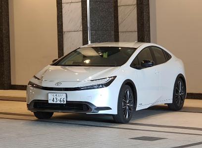 Which Japanese automobile manufacturer is known for its 'Prius' hybrid car?