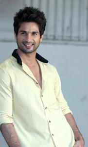 In which movie did Shahid Kapoor showcase his exceptional dance skills in the song 'Mauja Hi Mauja'?