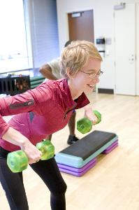 Which exercise class combines cardiovascular exercises with dance moves?