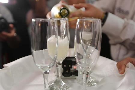 What is the standard serving size for a glass of champagne?