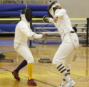 In saber fencing, how do you score a point?