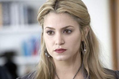 Before turning into a vampire whom did Rosalie love ?