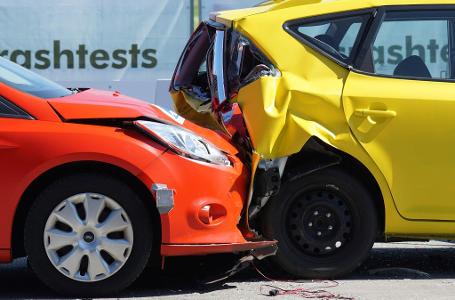 What is the best way to avoid distracted driving accidents?