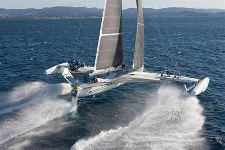 Which famous solo sailor set the record for the fastest circumnavigation in a catamaran?