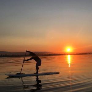 What is the best time of day to paddleboard for beginners?