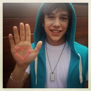 Which member dated Austin Mahone?