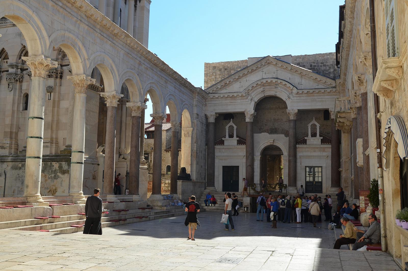 Which Roman Emperor issued an edict declaring Christianity illegal and ordering the destruction of Christian books?