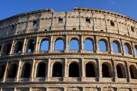Which city is famous for its historical landmark, the Colosseum?