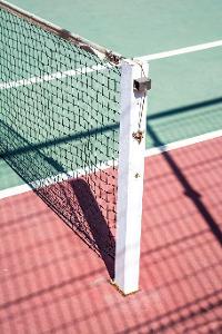 What is the minimum length of the tennis net?
