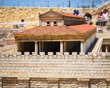 Which ancient Jewish temple was destroyed by the Romans in 70 CE?