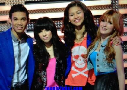 Who do i play in shake it up?