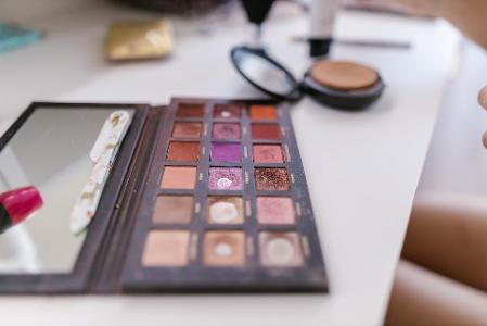 Which brand is known for their 'Chocolate Bar' eyeshadow palette?
