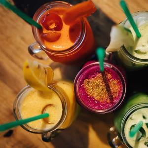 What type of juice is commonly used in smoothies?