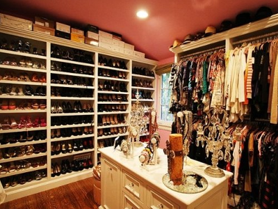 How would u describe your closet?