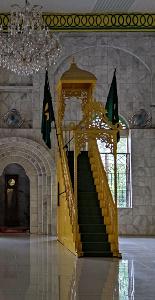 What is the purpose of a minbar in a mosque?