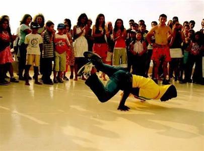 Which Hip Hop artist is known for popularizing the 'Dougie' dance move?