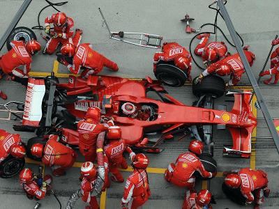 What is the maximum number of pit crew members allowed during a pit stop?