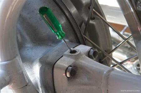 What should be done before checking the oil level in a truck?