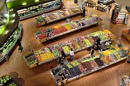 Which chain is known for its fresh and organic grocery offerings?