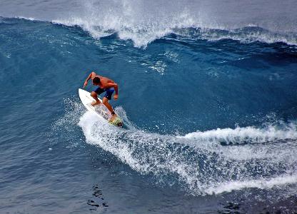 Which Hawaiian island is known as the 'Surfing Capital of the World'?