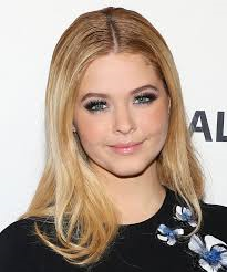Who plays Alison DiLaurentis in the series?