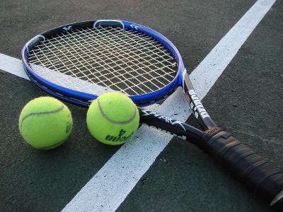 What type of shot is most commonly used to win points in Tennis?