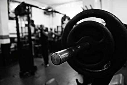 What is the recommended rest time between sets for muscle building?