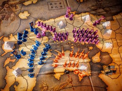 Which game introduced the concept of 'rock-paper-scissors' into strategy games?