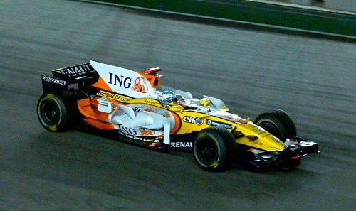 Which team won the first Formula One race held under floodlights in Singapore in 2008?