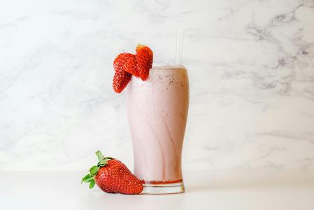 What is the key difference between a milkshake and a smoothie?