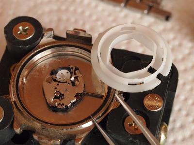Which type of watch movement does not require a battery?