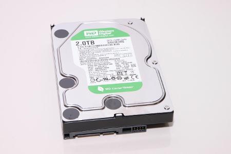 What is the purpose of a hard disk drive's cache?