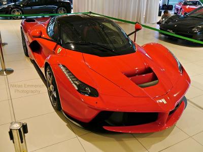 Which Italian automobile manufacturer is known for its 'LaFerrari' supercar?
