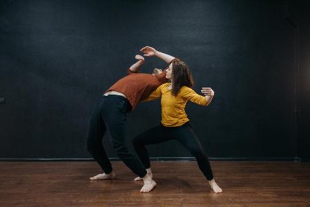 Contemporary dance blends elements of which dance styles?