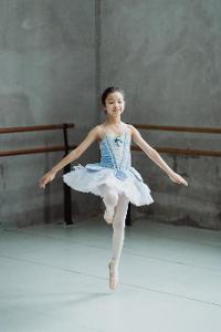 Which ballet position requires the dancer to stand on the tips of their toes?