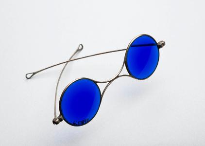 What type of lenses are used in prescription sunglasses?